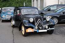 Citroen 11CV BN aus dem Jahr 1956. Vorgestellt wurde der  Traction Avant  bereits im Jahr 1934 auf den Automobilsalons von Paris und Brüssel. Er ist somit ein Vorkriegsmodell, das nach WW2 mit großem Erfolg weiter produziert wurde. Bis zum Produktionsende im Jahr 1957, wurden 759.123 Fahrzeuge dieses Modelles als Limousine, Coupe und Cabriolet produziert. Der Vierzylinderreihenmotor hat einen Hubraum von 1898 cm³ und leistet 60 PS. Start zum 8. Saarner Oldtimer Cup am 22.08.2021.
