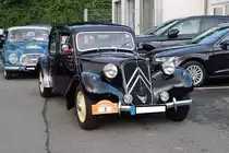 Citroen 11CV BN aus dem Jahr 1956. Vorgestellt wurde der  Traction Avant  bereits im Jahr 1934 auf den Automobilsalons von Paris und Brüssel. Er ist somit ein Vorkriegsmodell, das nach WW2 mit großem Erfolg weiter produziert wurde. Bis zum Produktionsende im Jahr 1957, wurden 759.123 Fahrzeuge dieses Modelles als Limousine, Coupe und Cabriolet produziert. Der Vierzylinderreihenmotor hat einen Hubraum von 1898 cm³ und leistet 60 PS. Start zum 8. Saarner Oldtimer Cup am 22.08.2021.