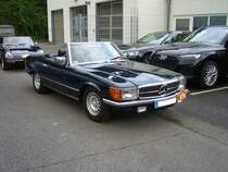 Mercedes Benz R107 500SL, gebaut von 1980 bis 1989. Die Baureihe R107 wurde bereits 1970 vorgestellt. Während der zwanzigjährigen Produktionszeit gab es etliche Änderungen in den Motorisierungen und kleinere Facelifts. Der V8-Motor des 500SL wird über eine mechanische Bosch K-Jetronic mit Krafstoff versorgt. Aus einem Hubraum von 4973 cm³ leistet der 500SL 231 PS. Start zum 8. Saarner Oldtimer Cup am 22.08.2021.