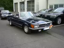Mercedes Benz R107 500SL, gebaut von 1980 bis 1989. Die Baureihe R107 wurde bereits 1970 vorgestellt. Während der zwanzigjährigen Produktionszeit gab es etliche Änderungen in den Motorisierungen und kleinere Facelifts. Der V8-Motor des 500SL wird über eine mechanische Bosch K-Jetronic mit Krafstoff versorgt. Aus einem Hubraum von 4973 cm³ leistet der 500SL 231 PS. Start zum 8. Saarner Oldtimer Cup am 22.08.2021.