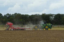 Ein John Deere 9620 RX Traktor mit Raupenfahrwerk und Horsch Pronto 6 TD Sämaschine auf Grubber Tiger LT bei der Arbeit. (Breechen, August 2021)