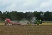 Ein John Deere 9620 RX Traktor mit Raupenfahrwerk und Horsch Pronto 6 TD Sämaschine auf Grubber Tiger LT bei der Arbeit. (Breechen, August 2021)