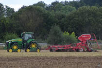 Mitte August 2021 konnte ich bei Breechen diesen John Deere 8RX Traktor mit Raupenfahrwerk und Horsch Pronto 6 TD Sämaschine auf Grubber Tiger LT ablichten.