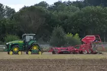 Mitte August 2021 konnte ich bei Breechen diesen John Deere 8RX Traktor mit Raupenfahrwerk und Horsch Pronto 6 TD Sämaschine auf Grubber Tiger LT ablichten.