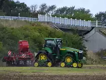 Mitte August 2021 konnte ich bei Breechen diesen John Deere 8RX Traktor mit Raupenfahrwerk und Horsch Pronto 6 TD Sämaschine auf Grubber Tiger LT ablichten.
