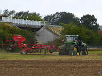 Ein John Deere 8RX Traktor mit Raupenfahrwerk und Horsch Pronto 6 TD Sämaschine auf Grubber Tiger LT war Mitte August 2021 bei Breechen unterwegs.