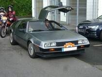 DeLorean DMC 12, gebaut in den Jahren 1981 und 1982. Die DeLorean Ltd. wurde 1975 in New York vom ehemaligen General-Motors Manager John Zachary DeLorean gegründet. Im Jahr 1981 begann die Produktion des DMC 12 im nordirischen Dunmerry nahe Belfast. Für das Karosseriedesign zeichnete sich Giugiaro verantwortlich. Motorisiert war der 2+2 sitzige Sportwagen mit dem 2.849 cm³ V6-Motor von Ford. Der im Heck untergebrachte Motor leistete 132 PS und machte die  Flunder  ca 200 km/h schnell. Nach ca. 8.000 produzierten Autos drehte Premierministerin Thatcher den Subventionsgeldhahn zu und DeLorean musste die Produktion einstellen. Das Werk wurde demontiert und die Karosseriepresswerkzeuge im Nordatlantik versenkt. Start zum 8. Saarner Oldtimer Cup am 22.08.2021.