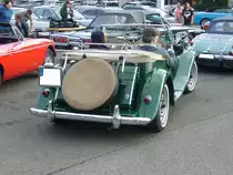 Heckansicht eines MG TD, gebaut von 1950 bis 1953. Die Autos der TD-Baureihe waren ein Exportschlager. Rund 90% der verkauften Fahrzeuge gingen in den Export. Wobei der Export in die USA der relevanteste war. Der wassergekühlte Vierzylinderreihenmotor hat einen Hubraum von genau 1250 cm³. Das Modell TD war in zwei Versionen lieferbar. Einmal als TD und als TD MK II. Von den ca. 30.000 produzierten TD Modellen entfielen nur ca. 1.700 Einheiten auf den TD MK II, der statt mit 54 PS mit 57 PS aufwarten konnte. Start zum 8. Saarner Oldtimer Cup am 22.08.2021.