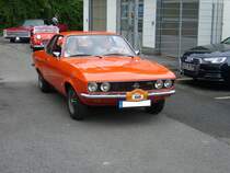 Opel Manta A, gebaut von 1970 bis 1975. Der Manta wurde als Konkurrenzprodukt zum sehr erfolgreichen Ford Capri, der ein Jahr vorher erschien, auf den Markt gebracht. Der Kunde konnte zwischen drei Hubraumgrößen wählen: 1196 cm³, 1584 cm³ und dem 1897 cm³ Motor aus dem Rekord. Die Leistung lag zwischen 60 PS und 105 PS. Start zum 8. Saarner Oldtimer Cup am 22.08.2021.