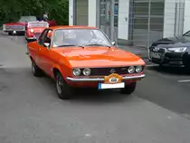 Opel Manta A, gebaut von 1970 bis 1975. Der Manta wurde als Konkurrenzprodukt zum sehr erfolgreichen Ford Capri, der ein Jahr vorher erschien, auf den Markt gebracht. Der Kunde konnte zwischen drei Hubraumgrößen wählen: 1196 cm³, 1584 cm³ und dem 1897 cm³ Motor aus dem Rekord. Die Leistung lag zwischen 60 PS und 105 PS. Start zum 8. Saarner Oldtimer Cup am 22.08.2021.
