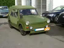 Sachsenring Trabant P601A Kübelwagen. An der Zusatzbezeichnung A, konnte man erkennen, das es sich um ein Fahrzeug in Armeeausführung handelt. Äußerlich erkennbar an der Funkantenne und diversen Halterungen für Waffen und Funkgeräte. Der Militärkübelwagen wurde ab 1966 ausgeliefert. Der gebläsegekühlte Zweizylinderreihenzweitaktmotor hat einen Hubraum von 594,5 cm³ und leistet 23 PS. Start zum 8. Saarner Oldtimer Cup am 22.08.2021.