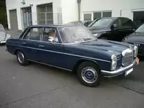 Mercedes Benz W115 200, der Modelljahre 1968 bis 1972. Dieses ist bei diesem Fahrzeug an den Außenspiegeln zu erkennen. Gebaut wurde das Modell mit leichten technischen und optischen Retuschen von Januar 1968 bis Dezember 1975. Ein solcher 200´er Benziner stand mit einem Kaufpreis von DM 11.500,00 (Grundpreis) in der Preisliste. Der Vierzylinderreihenmotor hat einen Hubraum von 1988 cm³ und leistet 95 PS. Die Höchstgeschwindigkeit wurde mit 163 km/h angegeben. Start zum 8. Saarner Oldtimer Cup am 22.08.2021.