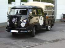 VW T1 Doppelkabine der Modelljahre 1963 bis 1967 mit Exportstossstangen. Außerdem ist dieses Fahrzeug mit den seltenen, nach vorn ausstellbaren, Tropenfenstern ausgerüstet. Ein solcher, fünfsitziger, Doppelkabinenpritschenwagen mit nur einer hinteren Tür auf der rechten Seite, war ab DM 7095,00 zu haben. Sollte die Ladefläche noch mit einer Plane abgedeckt werden, war noch ein Aufpreis von DM 270,00 fällig. Der im Heck verbaute, gebläsegekühlte Vierzylinderboxermotor hat einen Hubraum von 1493 cm³ und leistete bis zum Modelljahr 1965 42 PS. Danach erhöhte sich die Leistung auf 44 PS. Start zum 8. Saarner Oldtimer Cup am 22.08.2021.