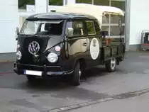 VW T1 Doppelkabine der Modelljahre 1963 bis 1967 mit Exportstossstangen. Außerdem ist dieses Fahrzeug mit den seltenen, nach vorn ausstellbaren, Tropenfenstern ausgerüstet. Ein solcher, fünfsitziger, Doppelkabinenpritschenwagen mit nur einer hinteren Tür auf der rechten Seite, war ab DM 7095,00 zu haben. Sollte die Ladefläche noch mit einer Plane abgedeckt werden, war noch ein Aufpreis von DM 270,00 fällig. Der im Heck verbaute, gebläsegekühlte Vierzylinderboxermotor hat einen Hubraum von 1493 cm³ und leistete bis zum Modelljahr 1965 42 PS. Danach erhöhte sich die Leistung auf 44 PS. Start zum 8. Saarner Oldtimer Cup am 22.08.2021.