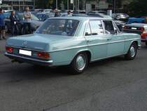 Profilansicht eines Mercedes Benz W115 200 Automatic, der Modelljahre 1968 bis 1972. Dieses ist bei diesem Fahrzeug an den Außenspiegeln und den glatten Heckleuchten zu erkennen. Gebaut wurde das Modell mit leichten technischen und optischen Retuschen von Januar 1968 bis Dezember 1975. Ein solcher 200´er Benziner stand mit einem Kaufpreis von DM 11.500,00 (Grundpreis) in der Preisliste. Für das im gezeigten Auto verbaute Automaticgetriebe kamen noch einmal DM 1.430,00 dazu. Der Vierzylinderreihenmotor hat einen Hubraum von 1988 cm³ und leistet 95 PS. Die Höchstgeschwindigkeit wurde mit 163 km/h angegeben. Start zum 8. Saarner Oldtimer Cup am 22.08.2021.