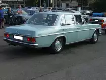 Profilansicht eines Mercedes Benz W115 200 Automatic, der Modelljahre 1968 bis 1972. Dieses ist bei diesem Fahrzeug an den Außenspiegeln und den glatten Heckleuchten zu erkennen. Gebaut wurde das Modell mit leichten technischen und optischen Retuschen von Januar 1968 bis Dezember 1975. Ein solcher 200´er Benziner stand mit einem Kaufpreis von DM 11.500,00 (Grundpreis) in der Preisliste. Für das im gezeigten Auto verbaute Automaticgetriebe kamen noch einmal DM 1.430,00 dazu. Der Vierzylinderreihenmotor hat einen Hubraum von 1988 cm³ und leistet 95 PS. Die Höchstgeschwindigkeit wurde mit 163 km/h angegeben. Start zum 8. Saarner Oldtimer Cup am 22.08.2021.