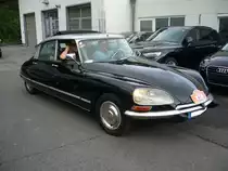 Citroen DS21, gebaut von 1965 bis 1971. Die abgelichtete DS21 mit dem Faltschiebedach muss einem Modelljahr nach 1967 entstammen. Dieses ist an den Breitbandscheinwerfern erkennbar, die ab dann verbaut wurden. Der Vierzylinderreihenmotor hat einen Hubraum von 2175 cm³ und leistet 100 PS. Als Höchstgeschwindigkeit gab man am Quai de Javel 175 km/h an. Start zum 8. Saarner Oldtimer Cup am 22.08.2021.