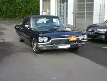 Ford Thunderbird Convertible des Modelljahres 1965, lackiert im Farbton caspian blue. Vom Thunderbird Convertible verkaufte Ford/USA im Jahr 1965 6.846 Autos zu einem Preis ab US$ 4953,00. Unter der Motorhaube verrichtet ein wassergekühlter V8-Motor seinen Dienst, der aus einem Hubraum von 6391 cm³ wahlweise 300 PS oder 330 PS leistet. Start zum 8. Saarner Oldtimer Cup am 22.08.2021.