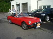 MG B im Farbton flame red aus der Bauzeit von 1974 bis 1980. Der MG B wurde bereits 1962 vorgestellt und bis 1980 produziert. Aufgrund veränderter Bestimmungen im Hauptexportland USA, wurde das Auto ab jenem Modlljahr um 2,5 cm höher gelegt und erhielt die sogenannten  Gummiboot-Stossstangen . Nichts desto trotz war der MG B einer der erfolgreichsten Roadster der Automobilgeschichte. Der Vierzylinderreihenmotor leistet 95 PS aus einem Hubraum von 1798 cm³. Start zum 8. Saarner Oldtimer Cup am 22.08.2021.