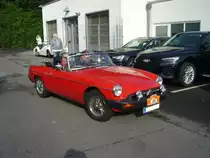 MG B im Farbton flame red aus der Bauzeit von 1974 bis 1980. Der MG B wurde bereits 1962 vorgestellt und bis 1980 produziert. Aufgrund veränderter Bestimmungen im Hauptexportland USA, wurde das Auto ab jenem Modlljahr um 2,5 cm höher gelegt und erhielt die sogenannten  Gummiboot-Stossstangen . Nichts desto trotz war der MG B einer der erfolgreichsten Roadster der Automobilgeschichte. Der Vierzylinderreihenmotor leistet 95 PS aus einem Hubraum von 1798 cm³. Start zum 8. Saarner Oldtimer Cup am 22.08.2021.