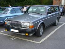 Volvo 240 GLE aus dem Modelljahr 1984. Angetrieben wird das  Dickschiff  von einem Vierzylinderreihenmotor, der aus einem Hubraum von 2127 cm³ eine Leistung von 117 PS erbringt. Start zum 8. Saarner Oldtimer Cup am 22.08.2021.