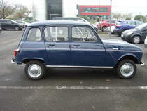 Renault R4 Super, produziert in den Jahren von 1962 bis 1967. Der R4 Super war ein besser ausgestattetes R4 Modell. Anfangs war er mit einer sogenannten  amerikanischen  geteilten Heckklappe ausgestattet. Dieses änderte man aber bereits im September 1963 wieder. Hier  wurde ein Modell abgelichtet, das ab September 1963 produziert wurde, da es bereits eine  normale  Heckklappe und keine geteilte Heckklappe mehr aufweist. Der Vierzylinderreihenmotor hat einen Hubraum von 845 cm³ und leistet 26 PS. Besucherparkplatz der Toyota Collection Köln am 02.12.2017.