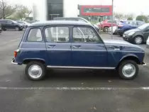 Renault R4 Super, produziert in den Jahren von 1962 bis 1967. Der R4 Super war ein besser ausgestattetes R4 Modell. Anfangs war er mit einer sogenannten  amerikanischen  geteilten Heckklappe ausgestattet. Dieses änderte man aber bereits im September 1963 wieder. Hier  wurde ein Modell abgelichtet, das ab September 1963 produziert wurde, da es bereits eine  normale  Heckklappe und keine geteilte Heckklappe mehr aufweist. Der Vierzylinderreihenmotor hat einen Hubraum von 845 cm³ und leistet 26 PS. Besucherparkplatz der Toyota Collection Köln am 02.12.2017.
