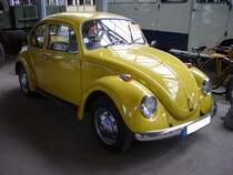VW 1200  Sparkäfer , der Modelljahre 1967 bis 1973 im Farbton texasgelb. Die damalige wirtschaftliche Rezession veranlasste die VW AG Anfang des Jahres 1967, wieder ein  abgespecktes  Modell auf den Markt zu bringen. Der Wagen war recht bescheiden ausgestattet und mit dem schwachbrüstigen, gebläsegekühlten Vierzylinderboxermotor ausgerüstet. Dieser Motor hat einen Hubraum von 1192 cm³ und leistet 34 PS. Oldtimertreffen an der  Alten Dreherei  in Mülheim an der Ruhr im Juni 2021.