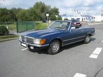 Mercedes Benz R107 350SL. Als 350SL kam der Nachfolger des  Pagoden-Mercedes W113 , die Baureihe R107 im April 1971 auf den Markt. Der Grundpreis für ein solches Cabriolet lag bei seiner Markteinführung im April 1971 bei genau DM 30.000,00. Angetrieben wird der Wagen von einem V8-Motor, der aus einem Hubraum von 3499 cm³ 200 PS leistet. Rotenburg an der Wümme im Sommer 2020.