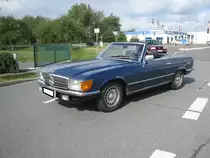 Mercedes Benz R107 350SL. Als 350SL kam der Nachfolger des  Pagoden-Mercedes W113 , die Baureihe R107 im April 1971 auf den Markt. Der Grundpreis für ein solches Cabriolet lag bei seiner Markteinführung im April 1971 bei genau DM 30.000,00. Angetrieben wird der Wagen von einem V8-Motor, der aus einem Hubraum von 3499 cm³ 200 PS leistet. Rotenburg an der Wümme im Sommer 2020.
