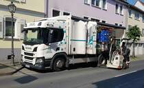 =Scania von Getränke-HEURICH steht im Juni 2021 zur Entladung in Hünfeld