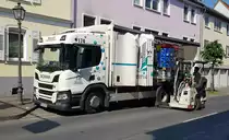 =Scania von Getränke-HEURICH steht im Juni 2021 zur Entladung in Hünfeld