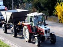 STEYR8090 mit einem Trichter zur Getreidesaataufnahme ist auf der B143 in Ried i.I. unterwegs; 090415