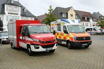 Feuerwehr Usingen im Taunus IVECO Daily TSF-W und neuer VW Crafter RTW des OV Usingen am 28.08.21 bei der Fahrzeugvorstellung
