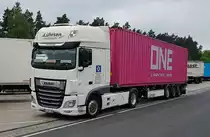 =DAF XF-Sattelzug der Spedition LÜHRSEN steht auf einer Rastanlage an der A 7, 06-2021