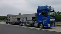 =DAF XF-Sattelzug von SCHULTE-LINDHORST-Spezialtransporte rastet im Juni 2021 an der A 7