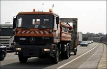 ACTROS 1831 mit fahrbarer Absperrtafel auf der Talbr�cke Kattenbusch...