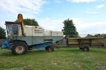 Ein Mähdrescher Fortschritt E 512 mit angespanntem Mähwerk, so gesehen im August 2021 im DDR-Museum Dargen.