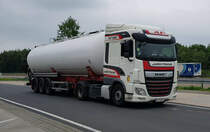 =DAF XF 480-Tankzug von JARM-TRANS rollt auf einen Rastplatz an der A 7 
