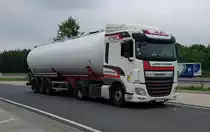 =DAF XF 480-Tankzug von JARM-TRANS rollt auf einen Rastplatz an der A 7 