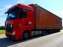 ACTROS-1651, braust auf der B143(Hausruckstraße) seinem nächsten Ziel entgegen; 210812