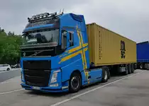 =Volvo FH 540 transportiert einen Schiffcontainer von MSC im Juni 2021