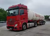 =MB Actros-Silozug mit einem Auflieger von TORWESTEN rastet in Juni 2021 an der A 5