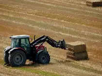 MF6150 stapelt mit dem angebauten Frontladerarm Strohballen; 210813