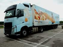 VOLVO-FH, transportiert in seinem Auflieger wohl  resches,frisches  Gebäck; 210804