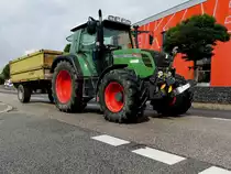 FENDT-310 Vario-TMS mit Einachshänger, auf rasanter Tour; 210827