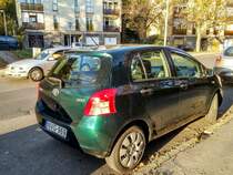 Rückansicht: Toyota Yaris Mk2 in dunkelgrün. Foto: 11.2020.