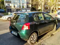 Rückansicht: Toyota Yaris Mk2 in dunkelgrün. Foto: 11.2020.