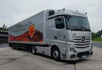 =MB Actros des Ofenbauers HAGOS rastet im Juni 2021 an der BAB 5