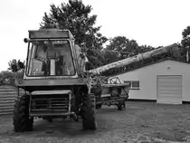 Ein Mähdrescher Fortschritt E 512 mit angespanntem Mähwerk, so gesehen im August 2021 im DDR-Museum Dargen.